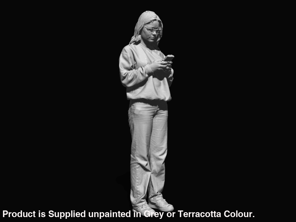 MM4077 Young Girl Using Phone