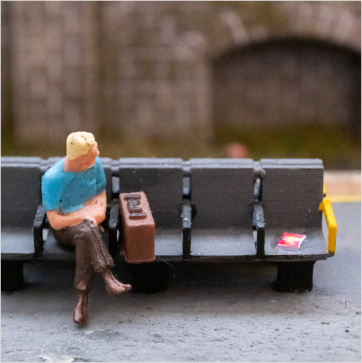 OO Scale Station Seating - Group of 10 - with Arms (2 pack)