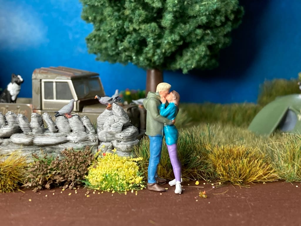 MM024 Young Kissing Couple