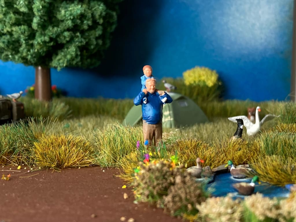 MM026 Grandad and Young Child on Shoulders – Spinneyworld