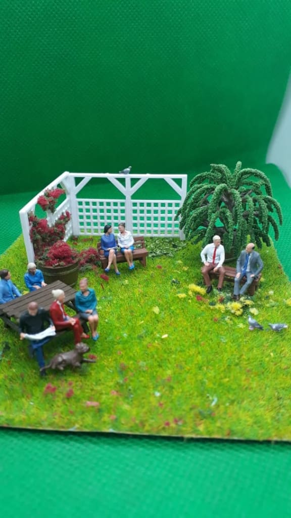 MM1055 Park or Pub Scene with Figures