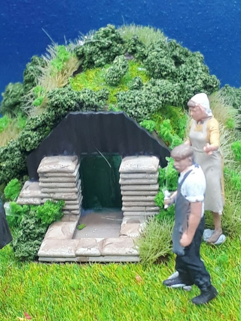 MM1940 WW2 Anderson Shelter scene and Figures