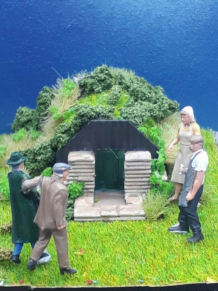 MM1940 WW2 Anderson Shelter scene and Figures