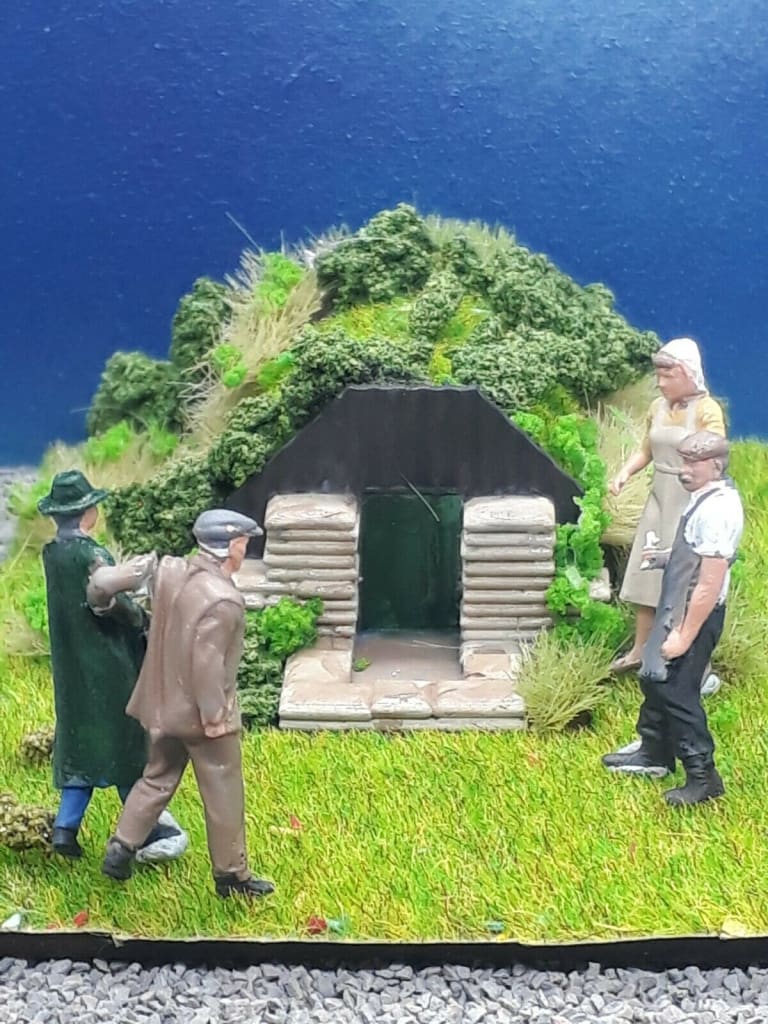 MM1940 WW2 Anderson Shelter scene and Figures